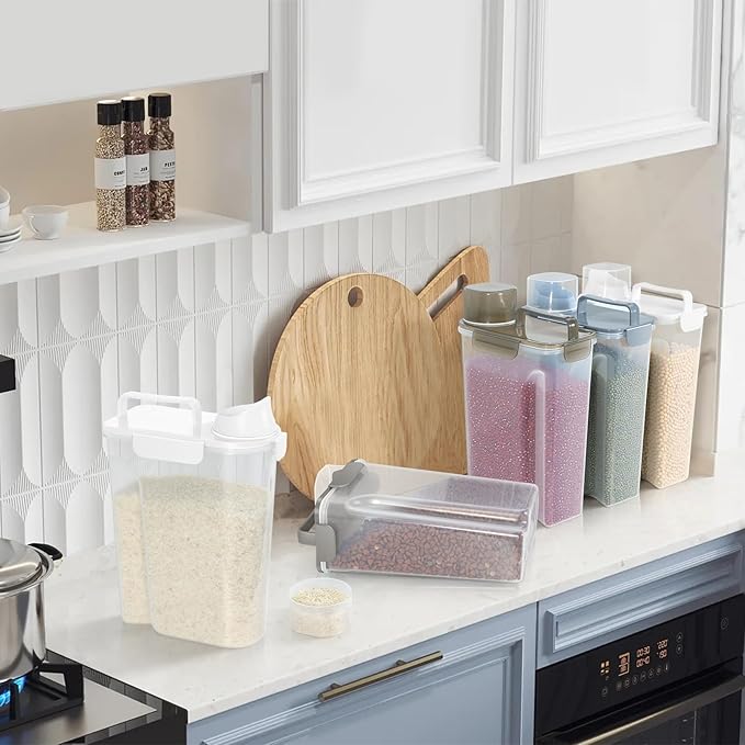 5-7LBS Plastic Dog Food and Cat Food Storage Container Does not Contain PBA. The Pet Food Storage Container with 4-Buckle Handle Design is Leak-Proof, Easy to Clean and Portable